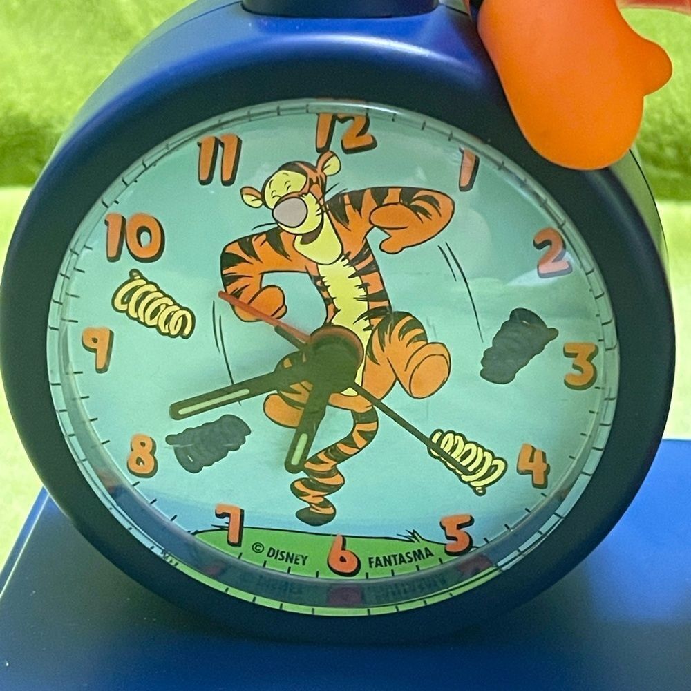 Disney Tigger Analog Clock - Picture 2 of 6